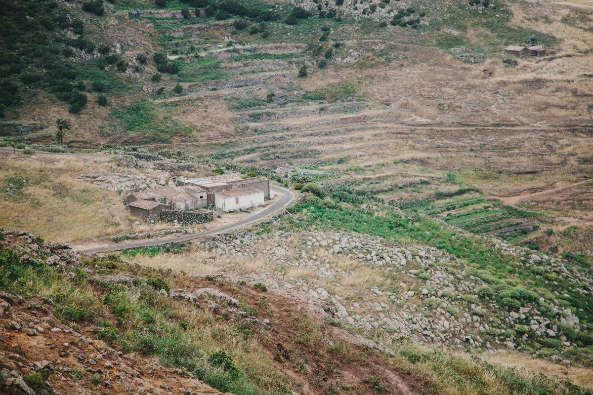 Vista de una paisaje con las huertas abandonadas en el parque rural Teno, en Tenerife. Vista de una paisaje con las huertas abandonadas en el parque rural Teno, en Tenerife.