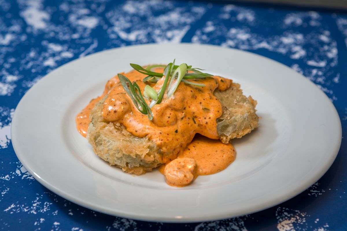 Los famosos tomates verdes fritos con salsa 'remoulade' y gambas. Los famosos tomates verdes fritos con salsa 'remoulade' y gambas.