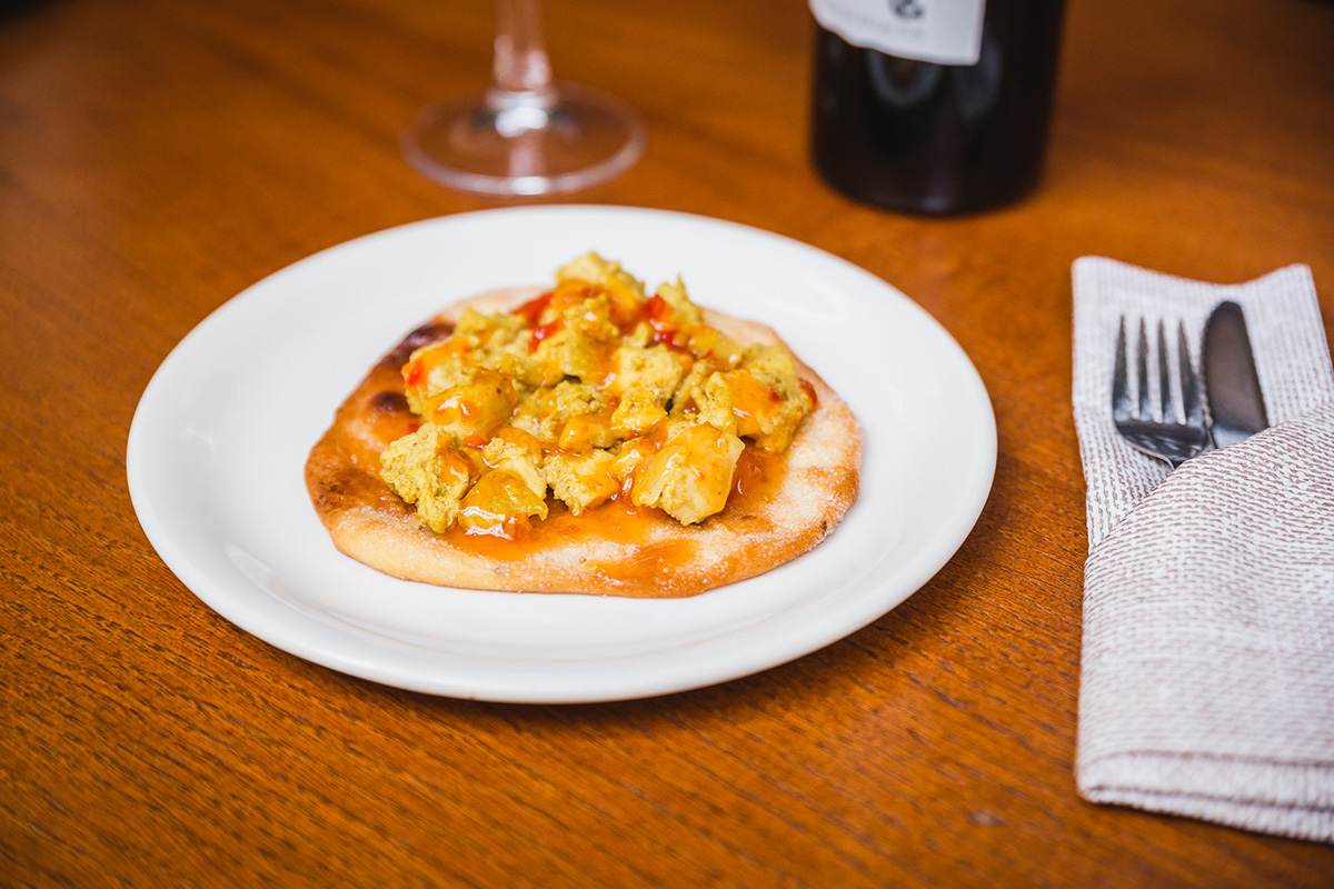En 'El Pasaje' sirven la torta de aceite con pollo al curry y el chile dulce. En 'El Pasaje' sirven la torta de aceite con pollo al curry y el chile dulce.