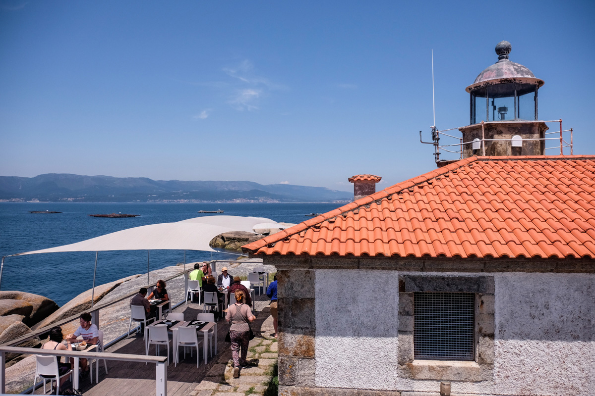 Para poder comer en la terraza del restaurante del faro hay que reservar. Para poder comer en la terraza del restaurante del faro hay que reservar.