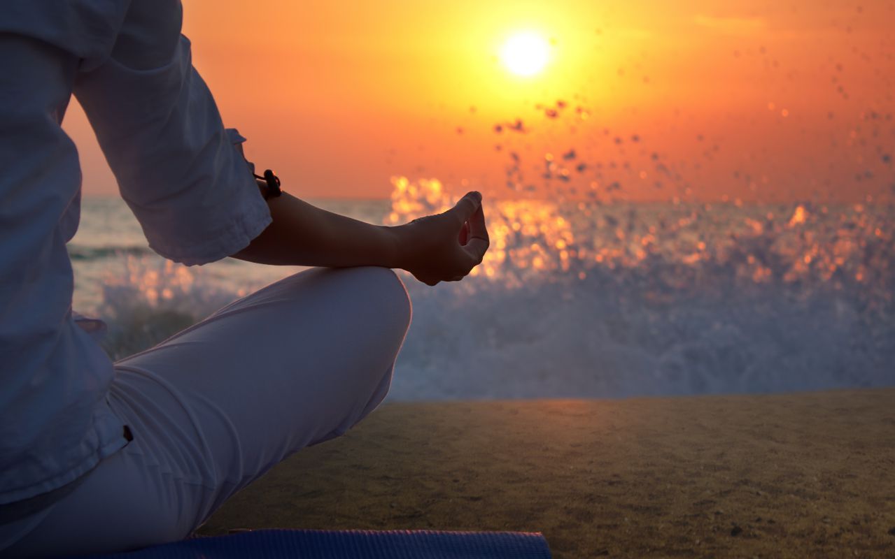 Meditando en la playa. Meditando en la playa.