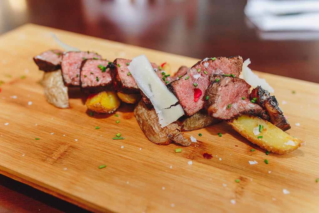 Tataki de presa ibérica lacada con miel de ajo, del restaurante 'La Cepa'. Tataki de presa ibérica lacada con miel de ajo, del restaurante 'La Cepa'.
