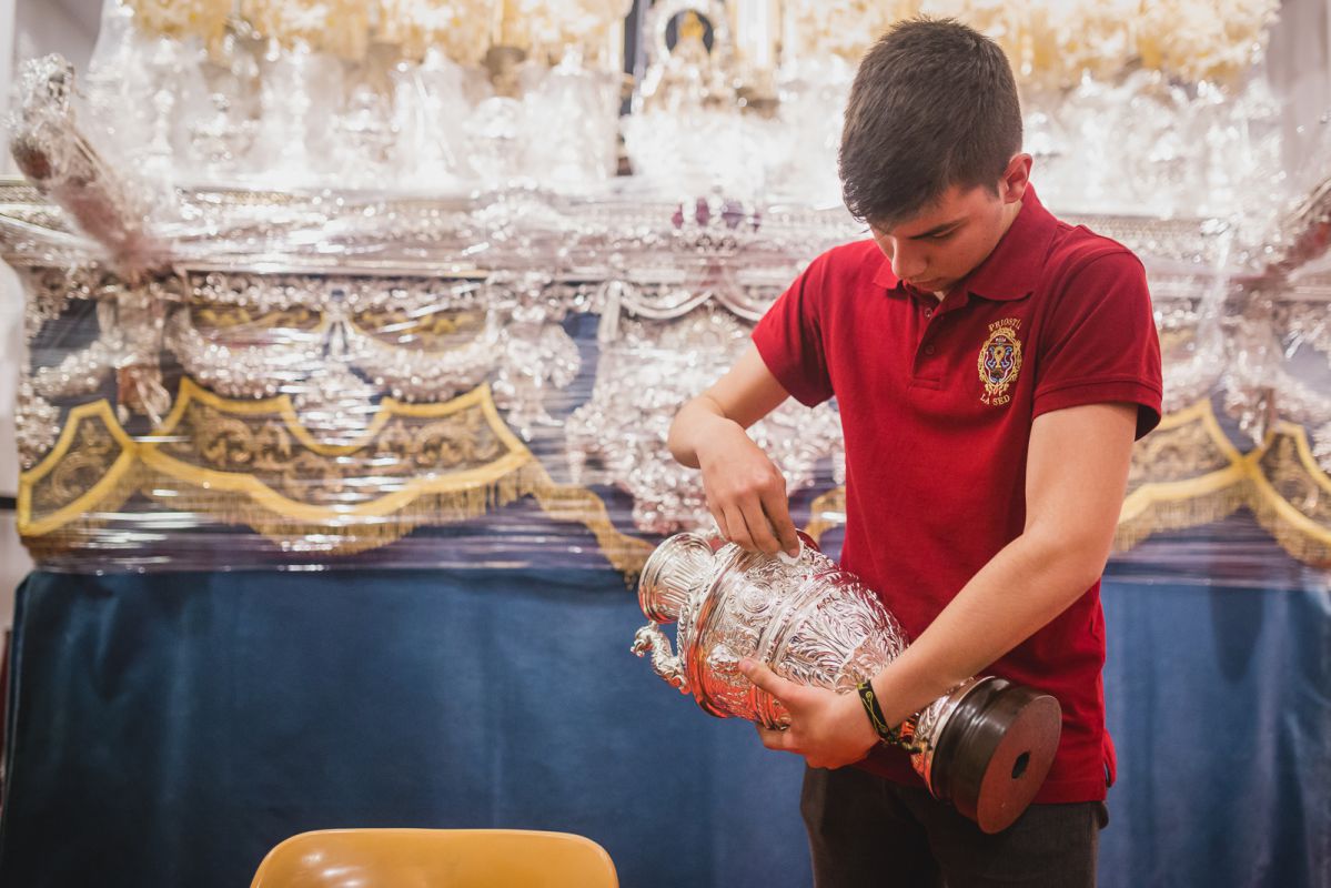Uno de los jóvenes de la Hermandad de la Sed da lustre a la plata del palio de la Virgen de Consolación. Uno de los jóvenes de la Hermandad de la Sed da lustre a la plata del palio de la Virgen de Consolación.