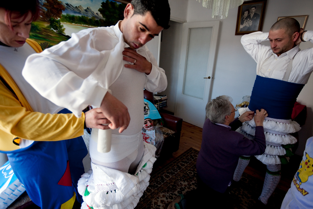 Los tejidos del traje típico son muy propensos a ensuciarse, por eso la tradición prohíbe que se toquen. Foto: Nacho Calonge. Los tejidos del traje típico son muy propensos a ensuciarse, por eso la tradición prohíbe que se toquen. Foto: Nacho Calonge.