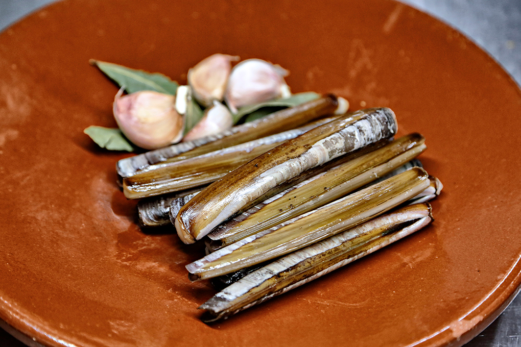 Para la receta puedes utilizar longueirón o navajas, lo que tengas a mano. Para la receta puedes utilizar longueirón o navajas, lo que tengas a mano.