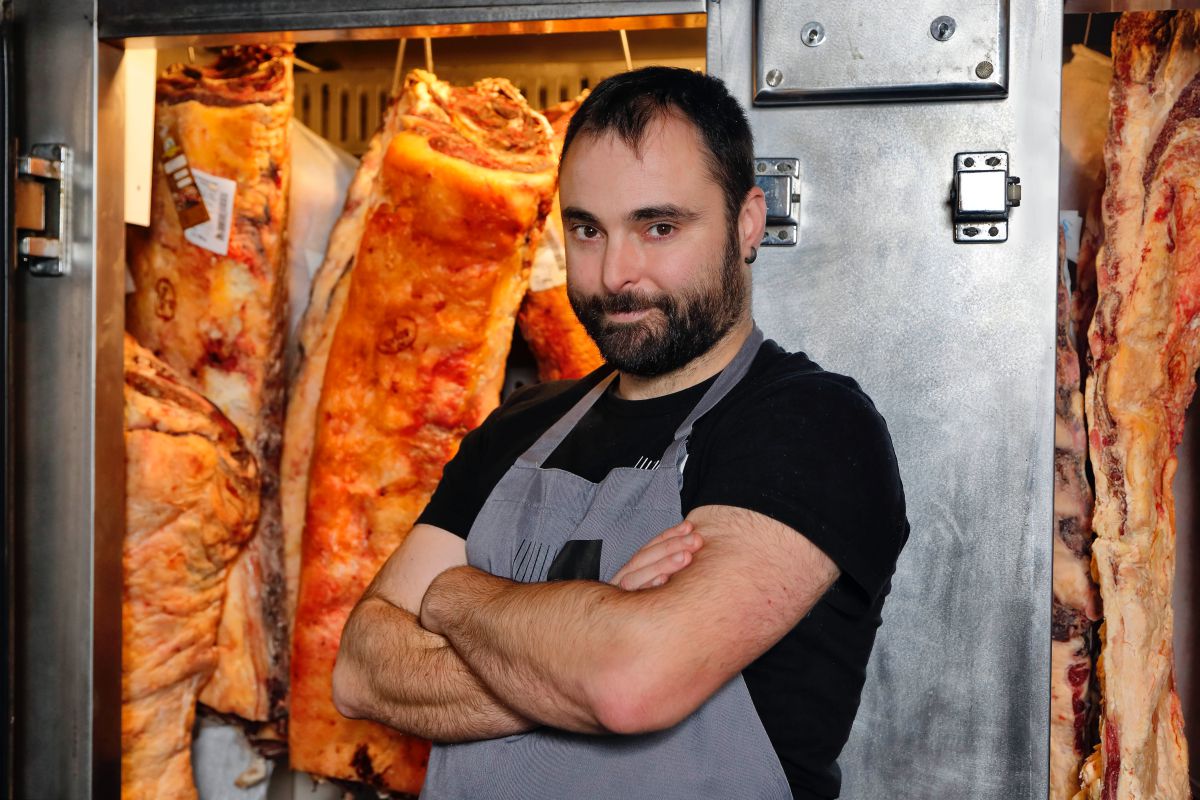 Xabier posa con las clásicas costilas de vaca vieja. Xabier posa con las clásicas costilas de vaca vieja.