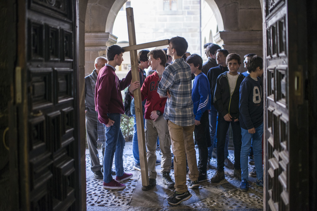 Un grupo de adolescentes en peregrinación y visita histórica antes de la apertura del Año Santo. Un grupo de adolescentes en peregrinación y visita histórica antes de la apertura del Año Santo.