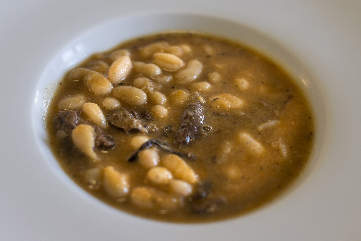 Judiones con liebre. Judiones con liebre.