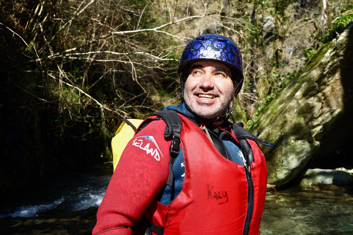 Juan Carlos Menéndez, 'Kaly', guiando la expedición por el cañón de río Frío. Juan Carlos Menéndez, 'Kaly', guiando la expedición por el cañón de río Frío.