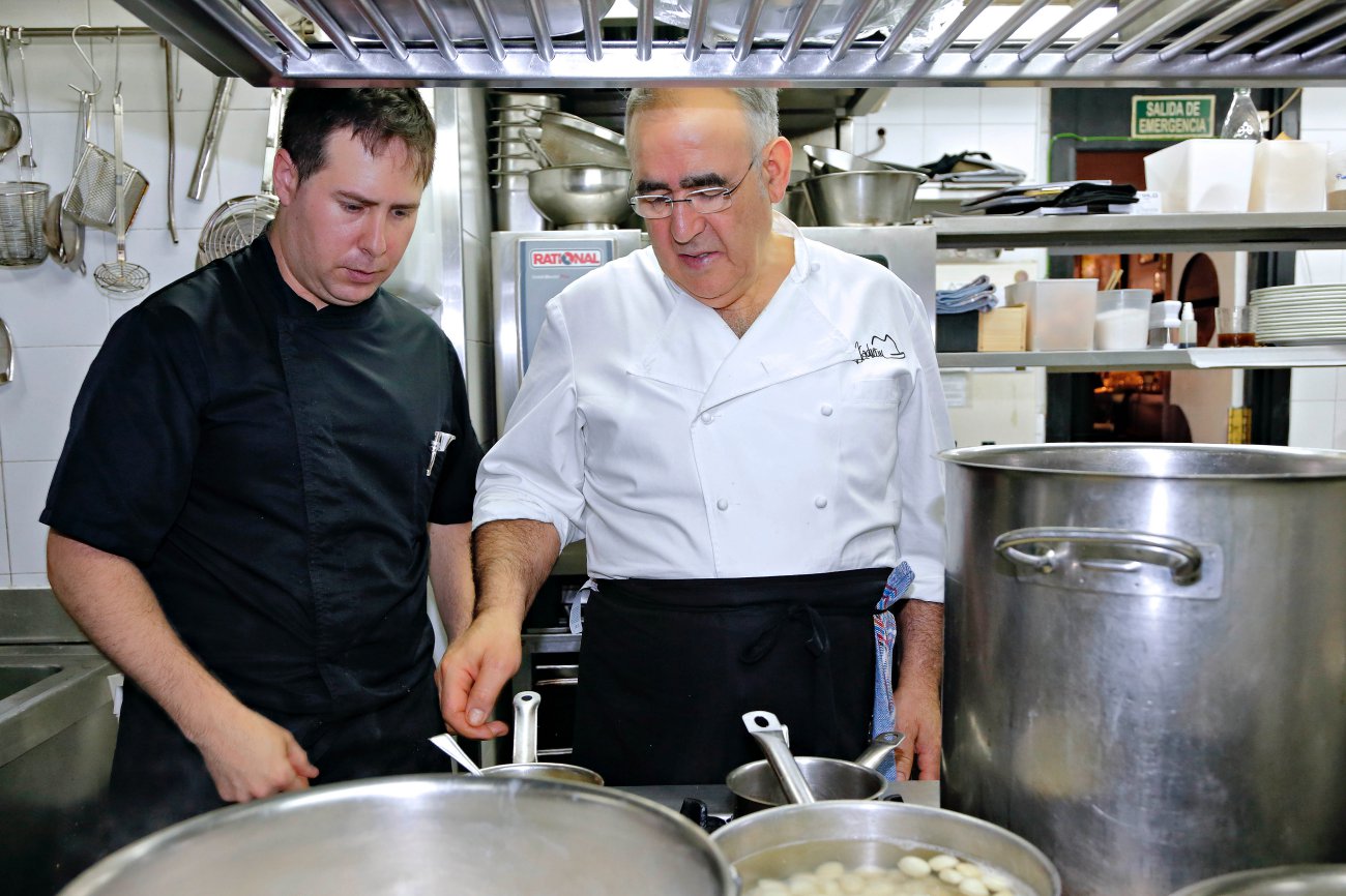 Abraham García cocinando con su mano derecha en 'Viridiana' Abraham García cocinando con su mano derecha en 'Viridiana'