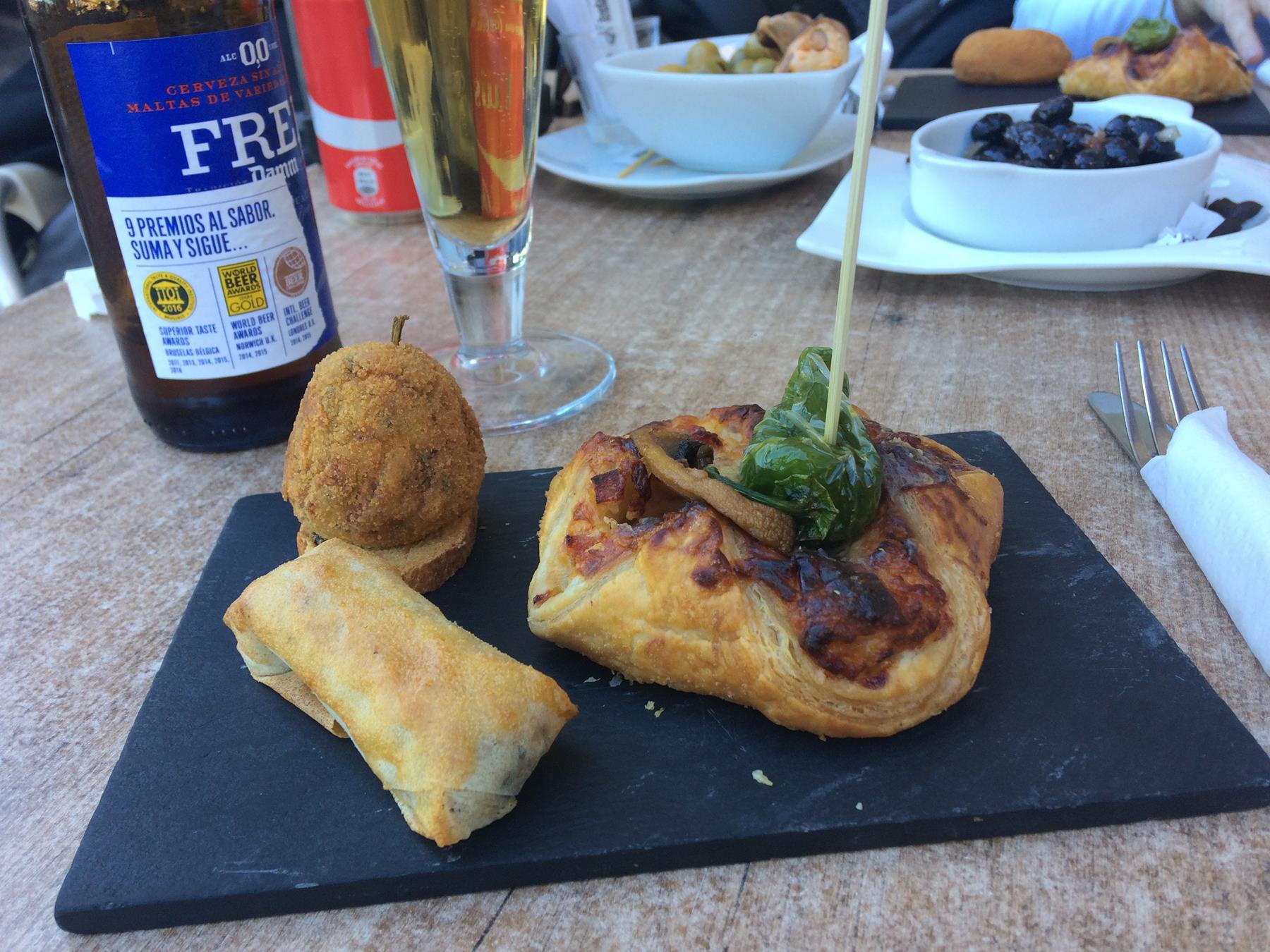 De pinchos en la terraza de La Marmita de Guara. De pinchos en la terraza de La Marmita de Guara.