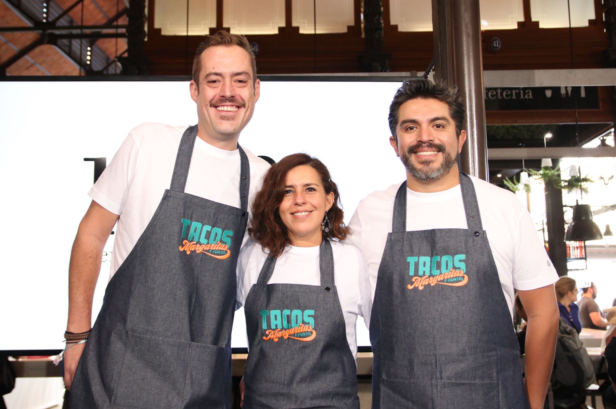 Roberto Ruiz, junto a su equipo, acerca la taquería popular al público del mercado. Foto: Tacos, Margaritas y Punto. Roberto Ruiz, junto a su equipo, acerca la taquería popular al público del mercado. Foto: Tacos, Margaritas y Punto.