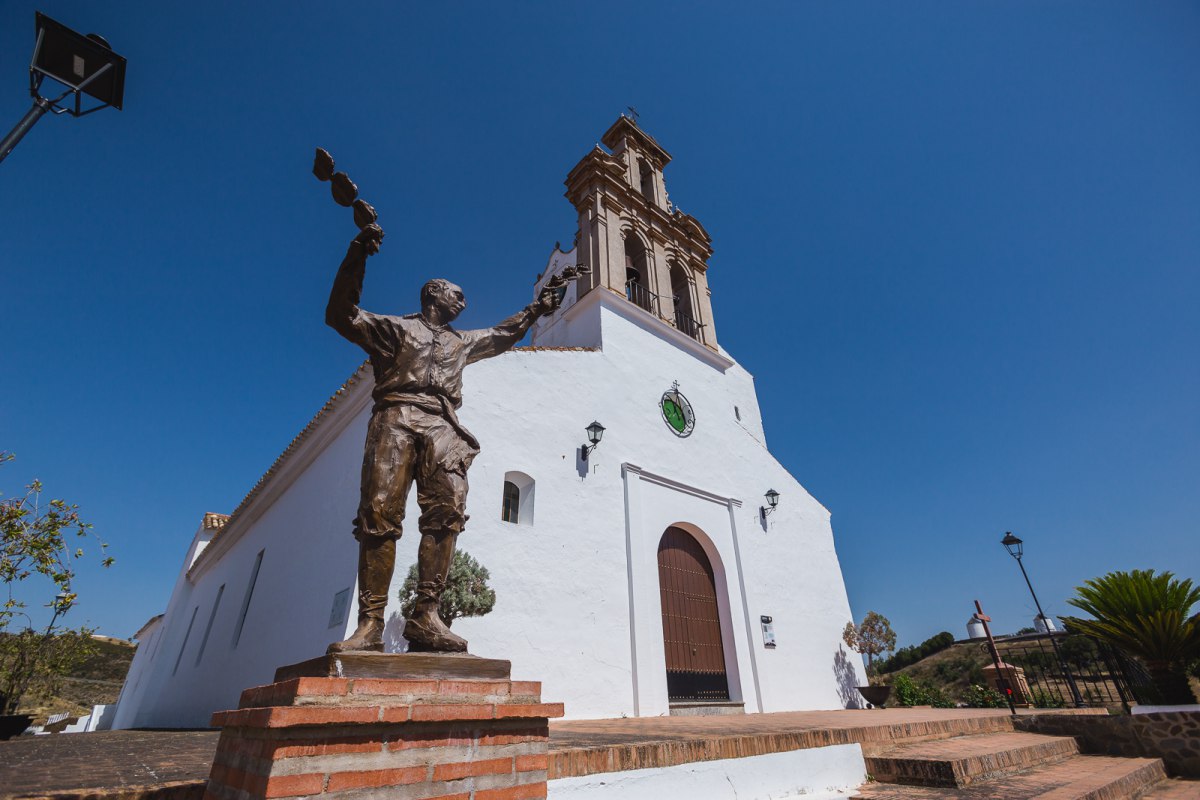 Ante la Iglesia de Santa María de las Flores en Sanlúcar de Guadiana, el monumento a la tradicional Danza de las Flores. Ante la Iglesia de Santa María de las Flores en Sanlúcar de Guadiana, el monumento a la tradicional Danza de las Flores.