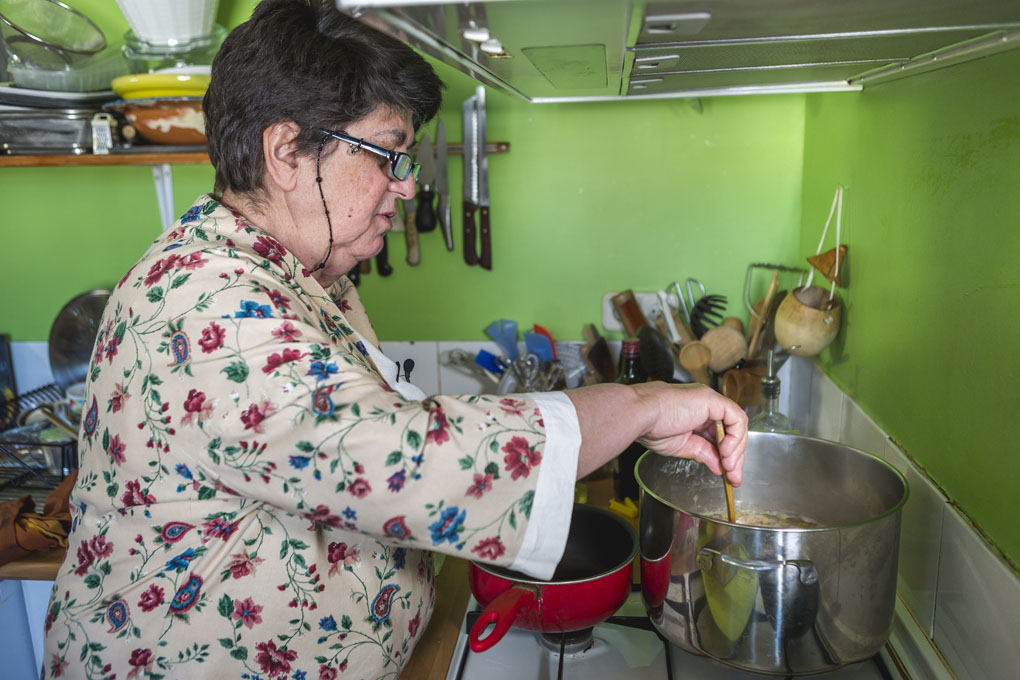 Rosa Tovar cocinando. Rosa Tovar cocinando.