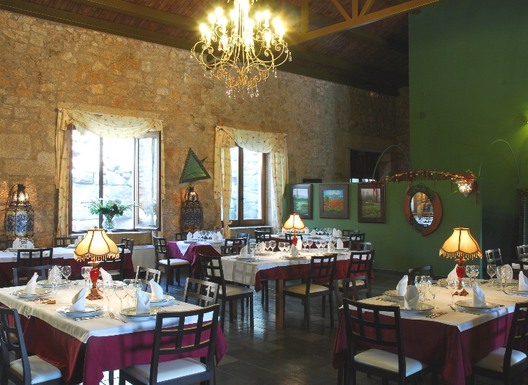 Salón principal del restaurante 'A Velha Fabrica', en Valverde del Fresno. Salón principal del restaurante 'A Velha Fabrica', en Valverde del Fresno.