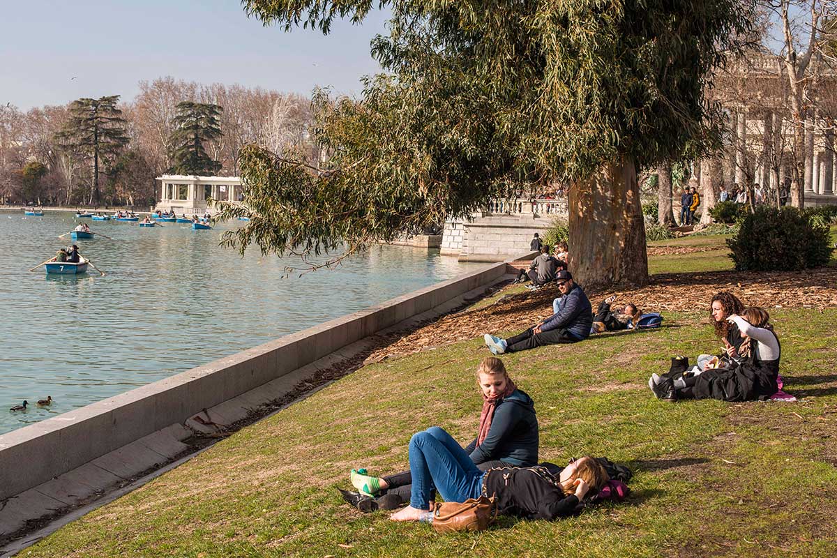Descansando en el parque, delante del estanque, uno se olvida de los cuidados que requiere cada rincón. Descansando en el parque, delante del estanque, uno se olvida de los cuidados que requiere cada rincón.