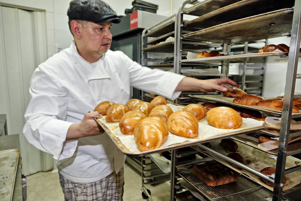 Jorge sacando del horno una de sus joyas artesanas. Jorge sacando del horno una de sus joyas artesanas.