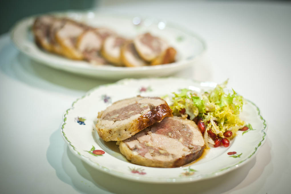 Pechuga de pavo rellena en adobo. Pechuga de pavo rellena en adobo.