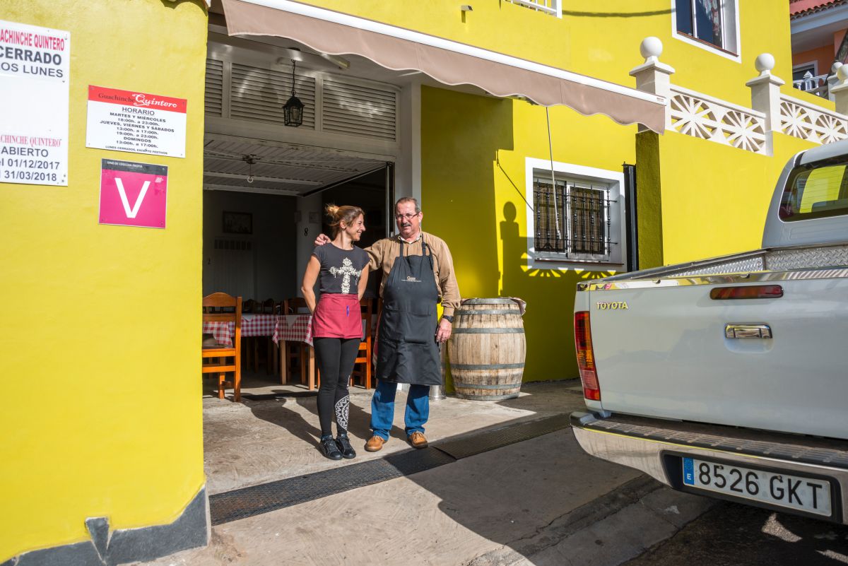 El matrimonio propietario del guachinche Quintero a las puertas de su negocio, en Tenerife. El matrimonio propietario del guachinche Quintero a las puertas de su negocio, en Tenerife.