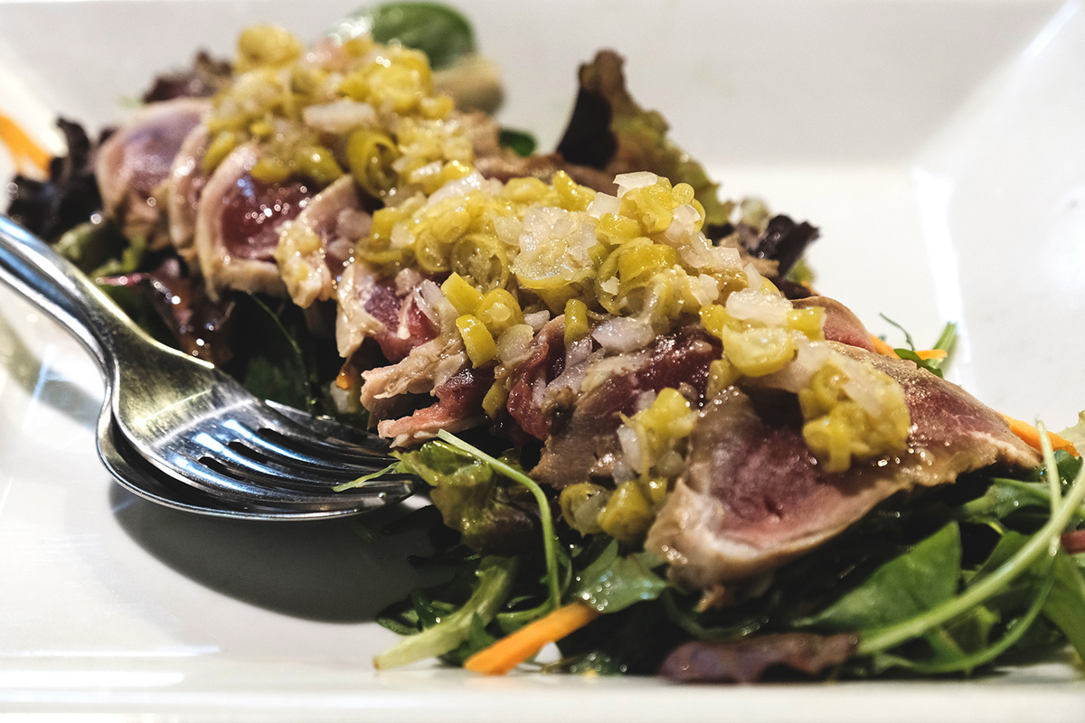 El colorido 'tataki' de solomillo ibérico con vinagreta de piparras. El colorido 'tataki' de solomillo ibérico con vinagreta de piparras.