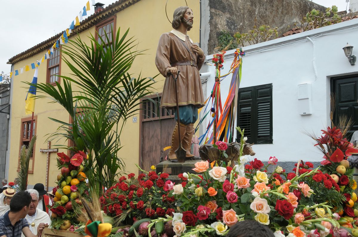 Vista del santo San Isidro Labrador durante la romería, a su paso por las calles de Tacoronte, en la isla de Tenerife. Vista del santo San Isidro Labrador durante la romería, a su paso por las calles de Tacoronte, en la isla de Tenerife.