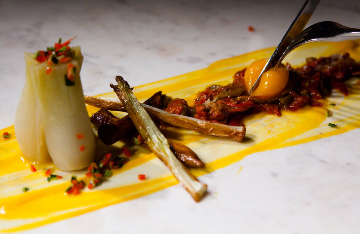Una de las creaciones más atrevidas: puerro asado con cebolleta confitada al 'chardonnay'. Una de las creaciones más atrevidas: puerro asado con cebolleta confitada al 'chardonnay'.