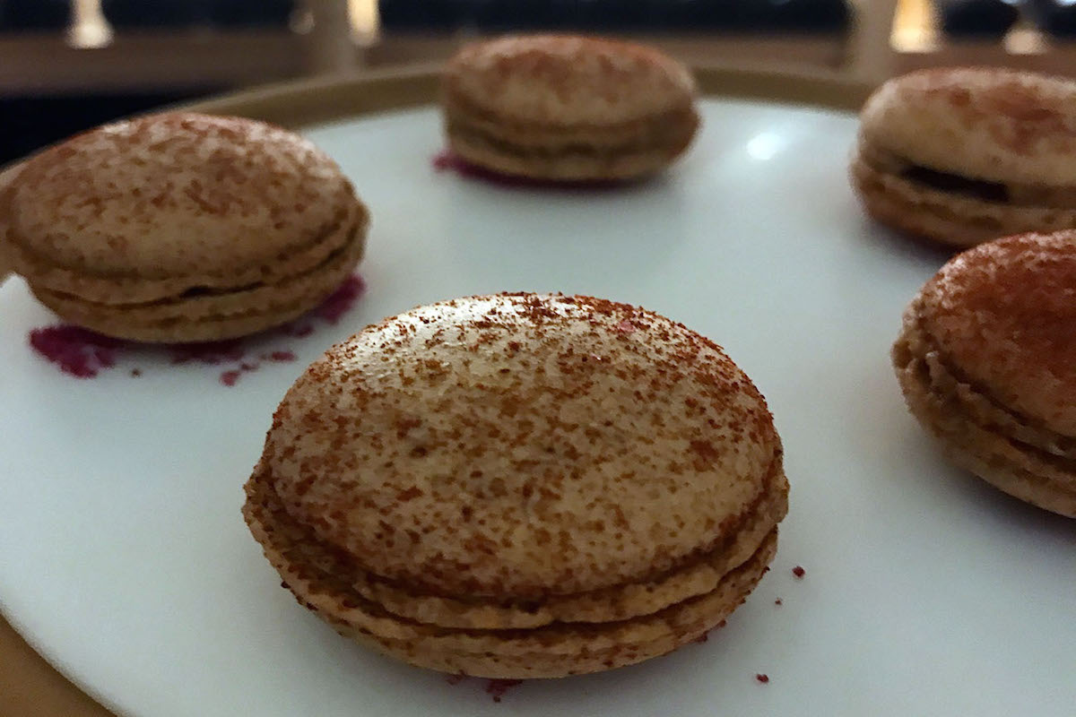 Arrancamos el menú con un Macaron de pimentón y Torta del Casar, servido en la bodega. Arrancamos el menú con un Macaron de pimentón y Torta del Casar, servido en la bodega.