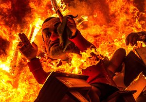 Falla valenciana durante la Nit de la Cremà. Falla valenciana durante la Nit de la Cremà.
