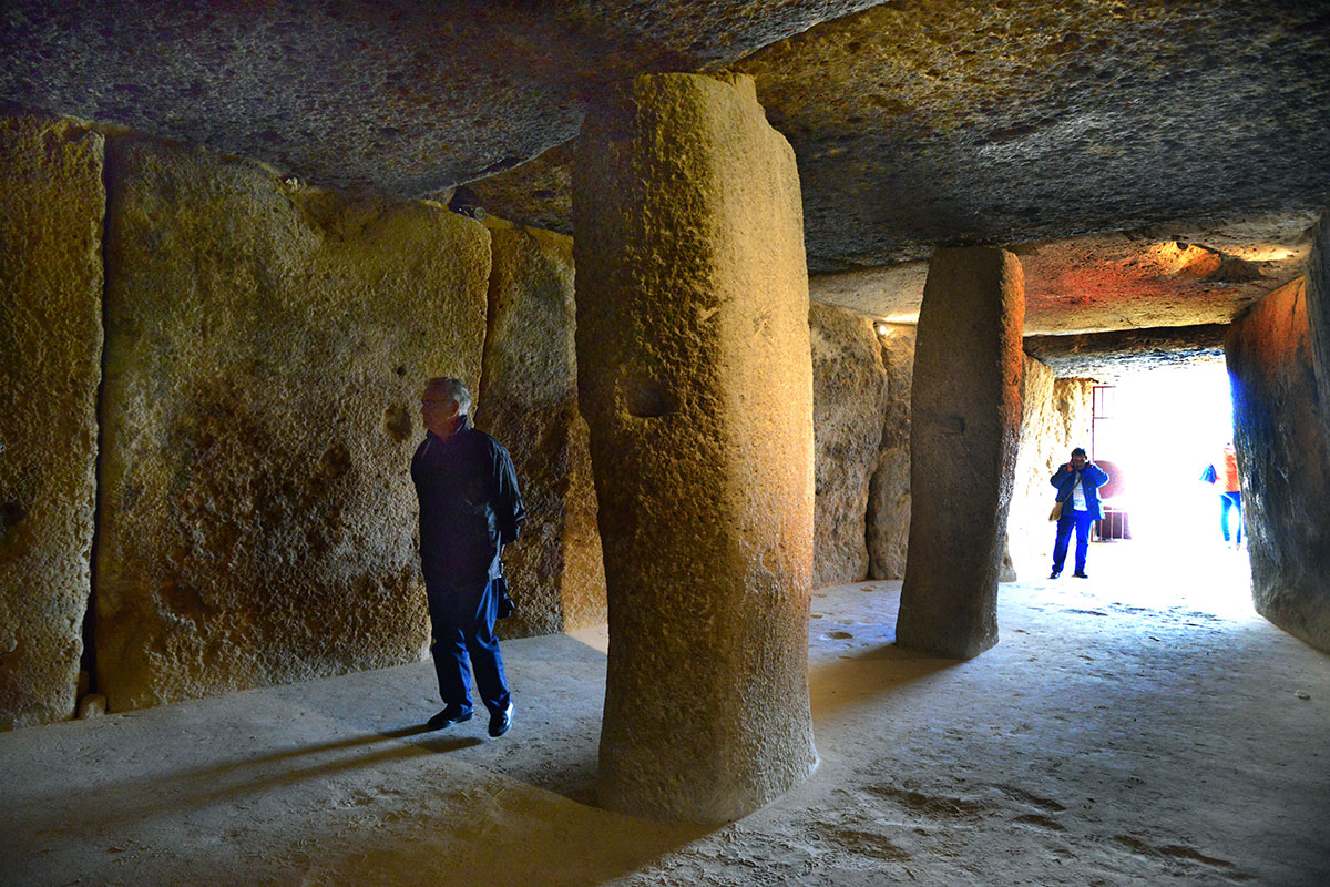 Antequera: Interior del dolmen de Menga. Foto: Alfredo Merino | Marga Estebaranz Antequera: Interior del dolmen de Menga. Foto: Alfredo Merino | Marga Estebaranz