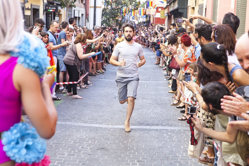Subidos a enormes plataformas, los participantes recorren la emblemática calle Pelayo. Foto: World Pride Madrid. Subidos a enormes plataformas, los participantes recorren la emblemática calle Pelayo. Foto: World Pride Madrid.