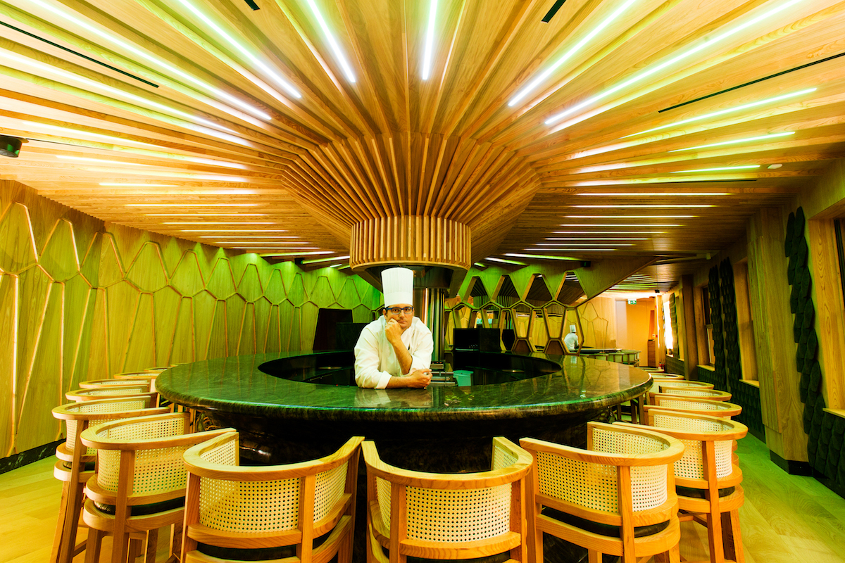 La Barra gastronómica del restaurante, uno de los espacios más arriesgados, con cocina en directo. Foto cedida. La Barra gastronómica del restaurante, uno de los espacios más arriesgados, con cocina en directo. Foto cedida.