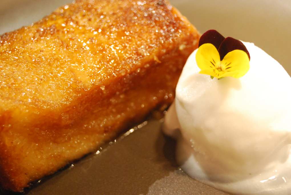 Torrija de brioche empapada en leches de coco y arroz. Foto: Eduard Ros I Bernaus Torrija de brioche empapada en leches de coco y arroz. Foto: Eduard Ros I Bernaus