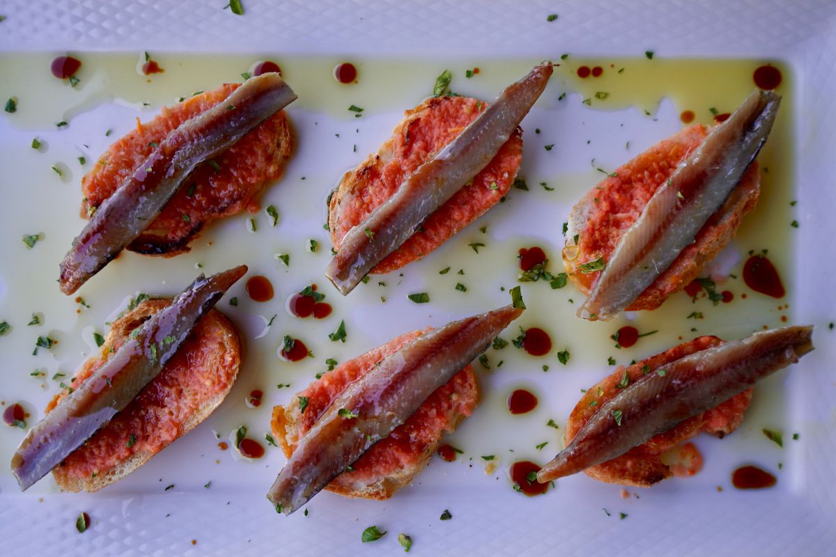 Tostas de anchoa del restaurante Sport, en Luarca, Asturias. Tostas de anchoa del restaurante Sport, en Luarca, Asturias.
