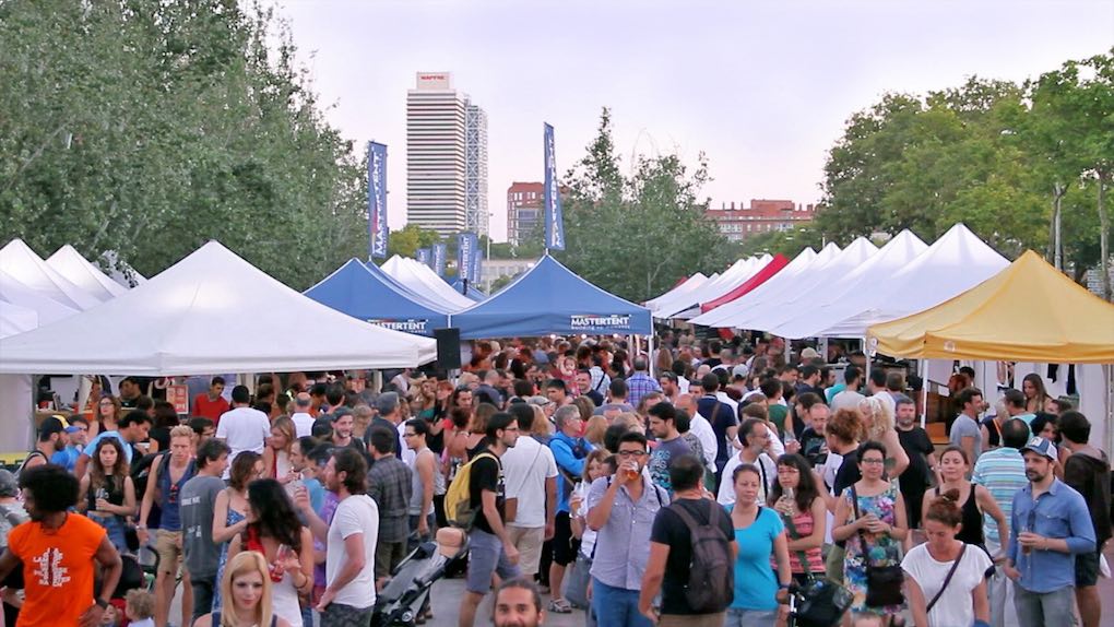 Ambiente en la feria. Foto: La Fira de cerveses artesanes del Poblenou. Ambiente en la feria. Foto: La Fira de cerveses artesanes del Poblenou.