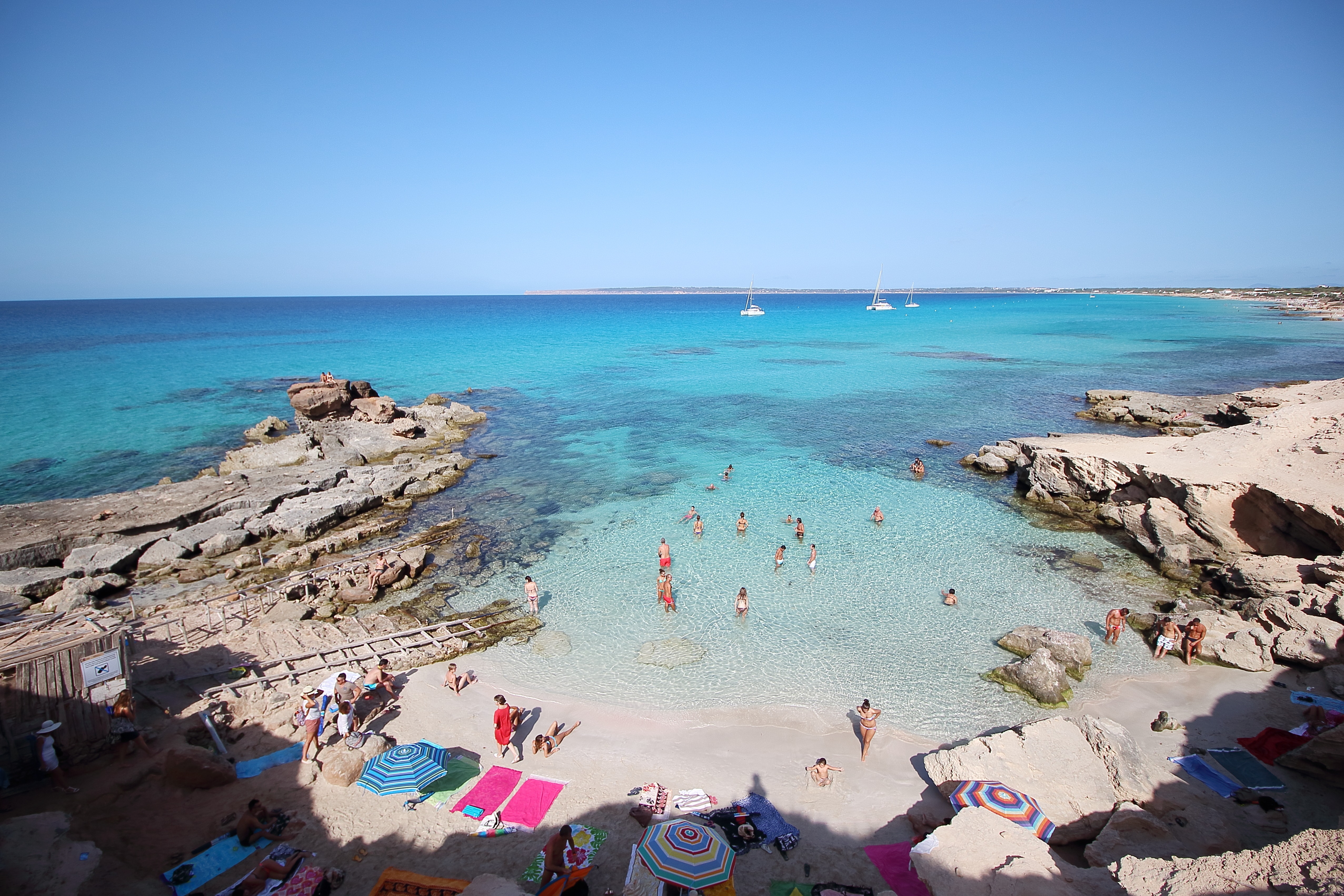 Playa Caló d'Es Mort. Foto: shutterstock. Playa Caló d'Es Mort. Foto: shutterstock.