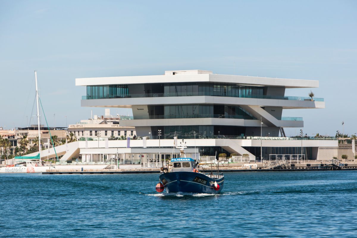 Vista del exterior del edificio Veles e Vents en La Marina de Valencia. Vista del exterior del edificio Veles e Vents en La Marina de Valencia.