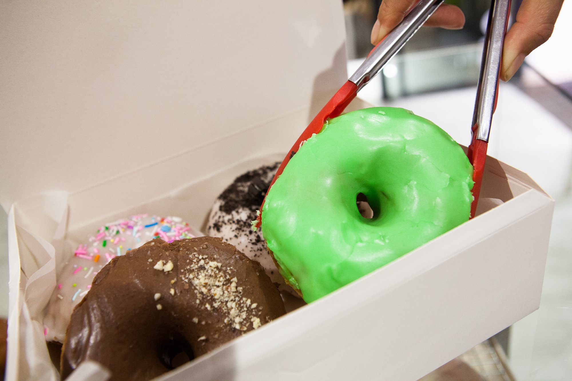 Joanna elabora 'donuts' con frutas de temporada, sin colorantes artificiales. Joanna elabora 'donuts' con frutas de temporada, sin colorantes artificiales.