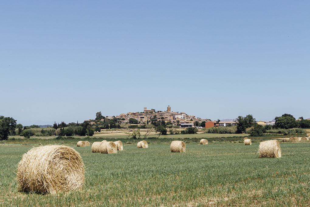 Las pacas de paja en las afueras de la villa medieval de Pals. Las pacas de paja en las afueras de la villa medieval de Pals.