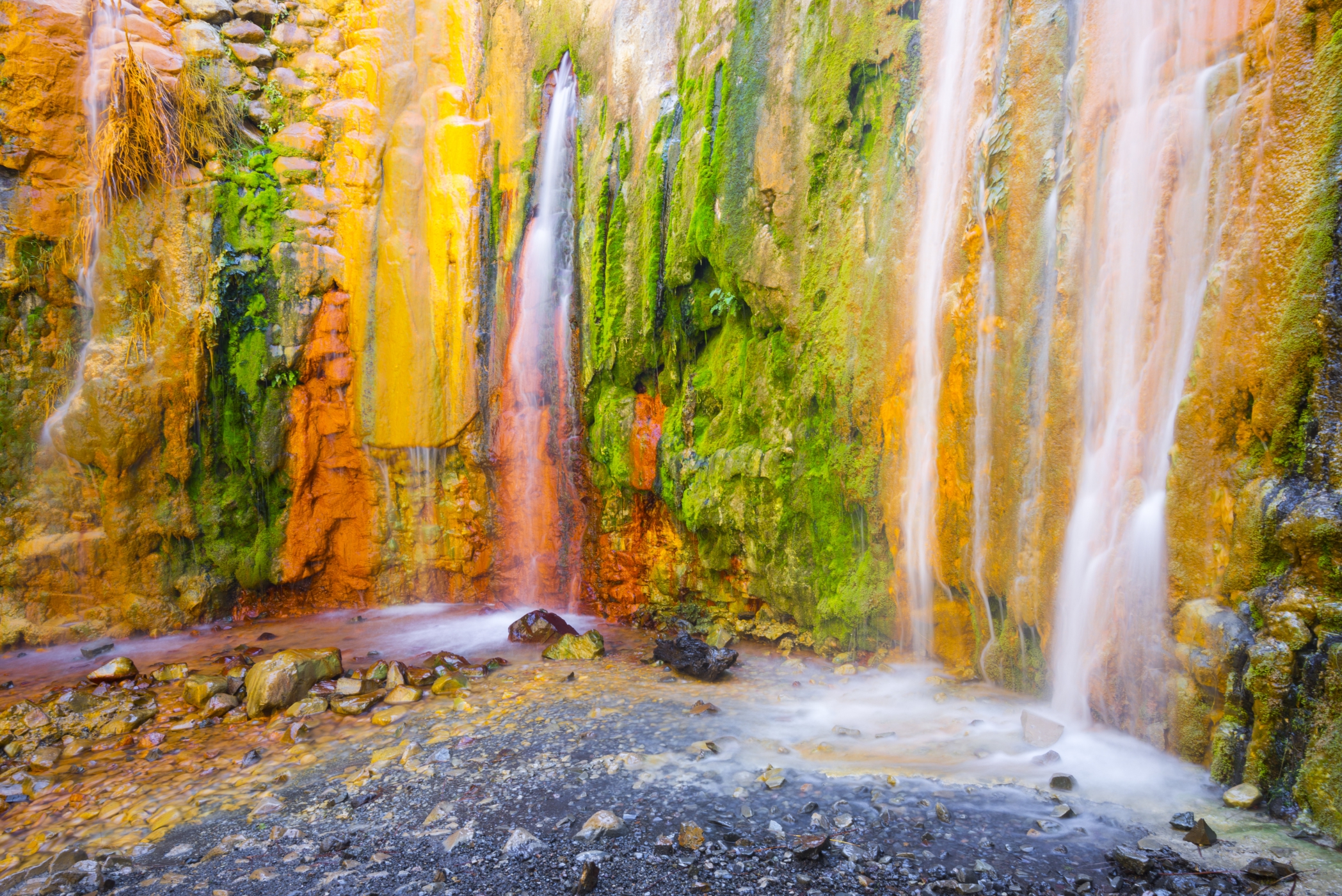 Una cascada que parece un arcoíris. Foto: shutterstock. Una cascada que parece un arcoíris. Foto: shutterstock.
