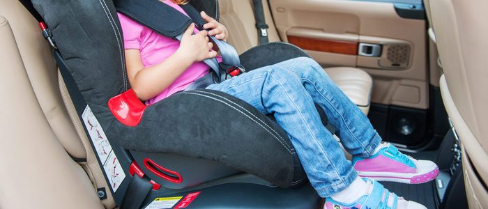 Hasta los 12 años los niños deberán viajar en el asiento trasero. Hasta los 12 años los niños deberán viajar en el asiento trasero.