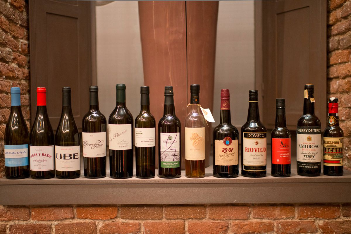 Las botellas de los vinos que se prueban durante la cena, entre las que hay joyas. Las botellas de los vinos que se prueban durante la cena, entre las que hay joyas.