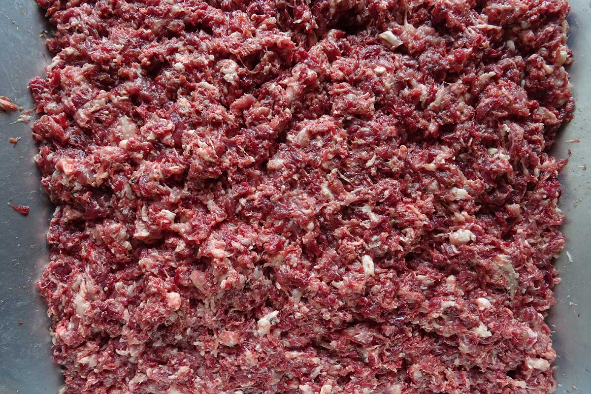 La carne picada en la matanza del cerdo ibérico en la comarca de Los Barros (Badajoz). La carne picada en la matanza del cerdo ibérico en la comarca de Los Barros (Badajoz).