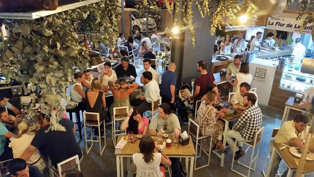 La gente disfruta en los mercados gastronómicos. La gente disfruta en los mercados gastronómicos.