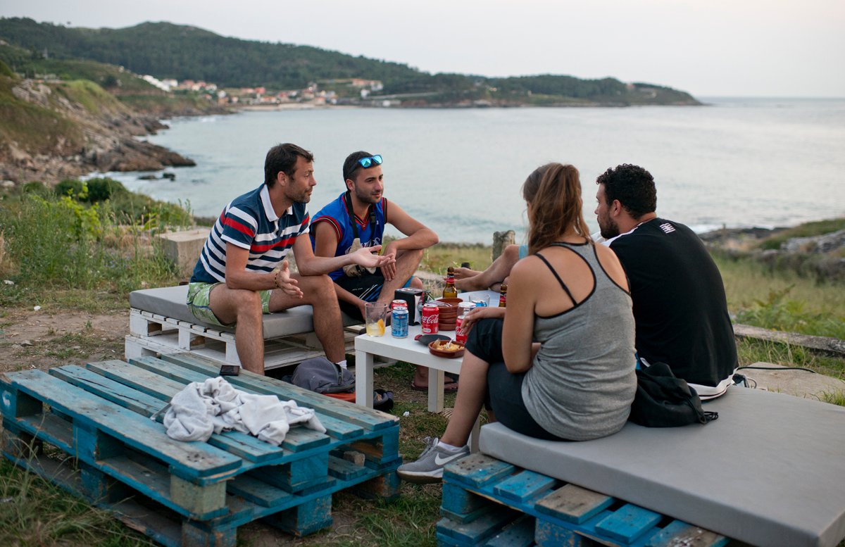 Chiringo do Fonforrón (Playa de Fonforrón): clientes sentados en una mesa en la terraza Chiringo do Fonforrón (Playa de Fonforrón): clientes sentados en una mesa en la terraza