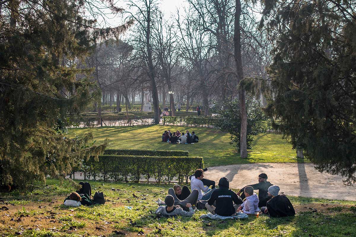Descansar en el Retiro o encontrarse con los amigos, otra de las actividades favoritas de la fauna humana. Descansar en el Retiro o encontrarse con los amigos, otra de las actividades favoritas de la fauna humana.