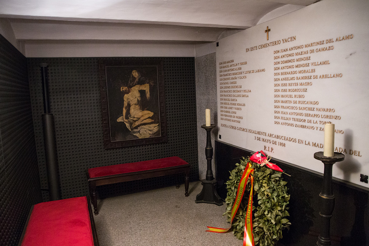 Interior de la cripta con el mausoleo donde están los nombres de los 29 identificados de los 43 fusilados en el levantamiento del 2 de mayo, en el cementerio de La Florida, Madrid. Interior de la cripta con el mausoleo donde están los nombres de los 29 identificados de los 43 fusilados en el levantamiento del 2 de mayo, en el cementerio de La Florida, Madrid.