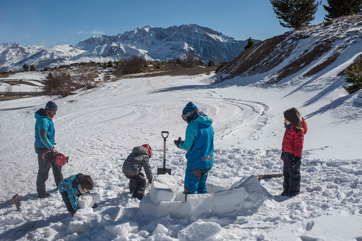 Hasta los más pequeños cargan la nieve apelmazada para la construcción. Hasta los más pequeños cargan la nieve apelmazada para la construcción.
