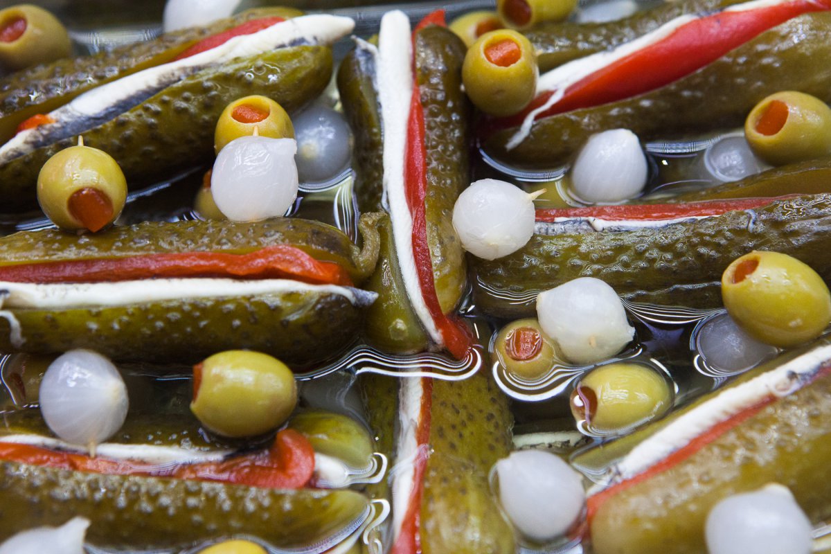 Los pepinillos, 'lagartos', van rellenos de pimiento y anchoa o boquerón en vinagre. Los pepinillos, 'lagartos', van rellenos de pimiento y anchoa o boquerón en vinagre.