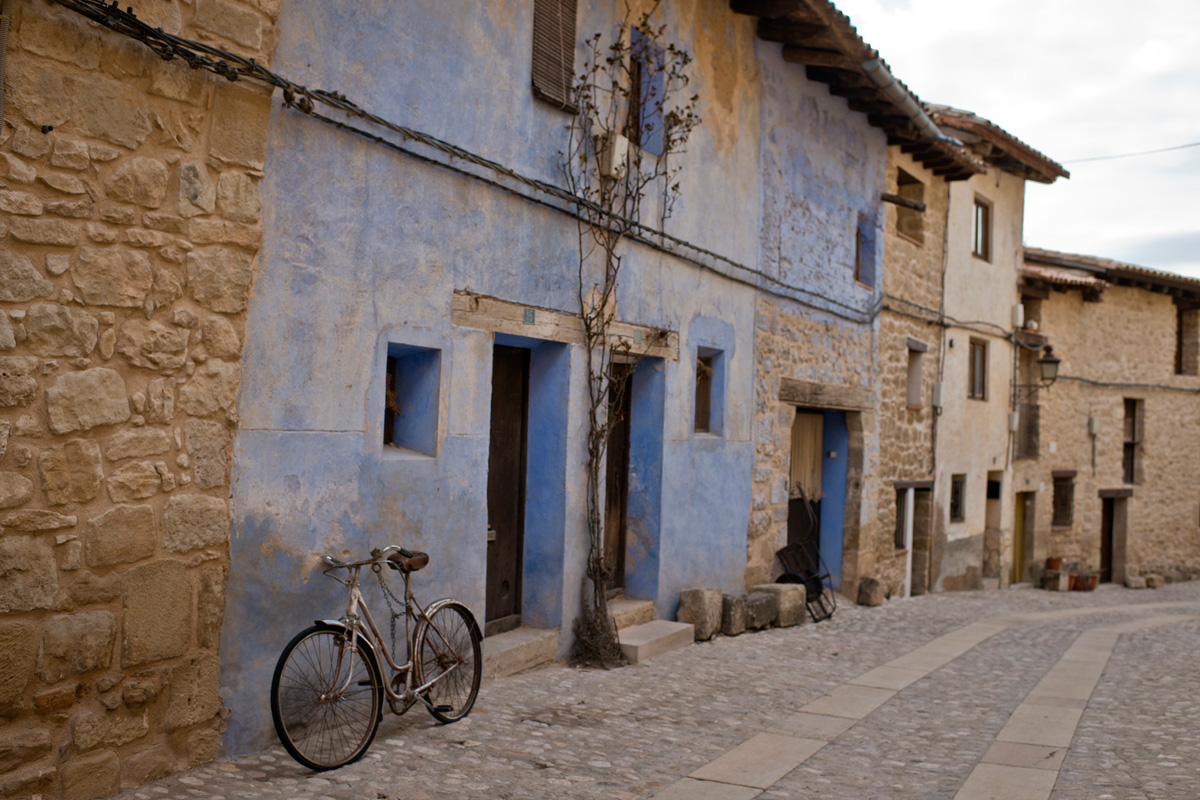 Fachada pintada de azul añil, el método más higiénico de luchar contra las enfermedades contagiosas antaño. Fachada pintada de azul añil, el método más higiénico de luchar contra las enfermedades contagiosas antaño.