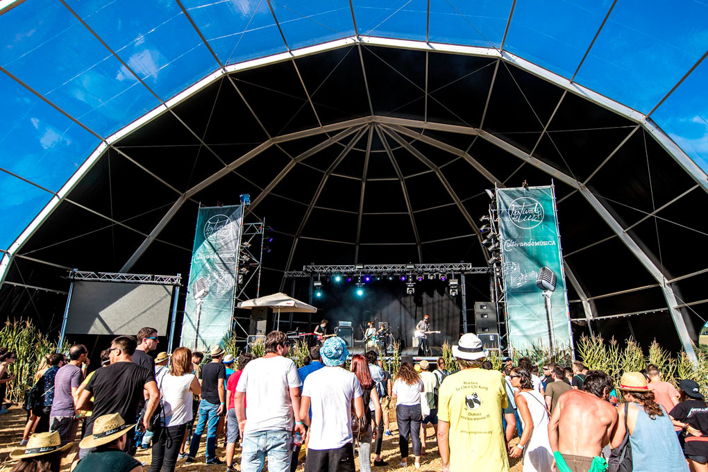 Saltar a la comba y reírte como cuando eras niña, otra experiencia del festival. Foto: Sindo Nova (Facebook del festival). Saltar a la comba y reírte como cuando eras niña, otra experiencia del festival. Foto: Sindo Nova (Facebook del festival).